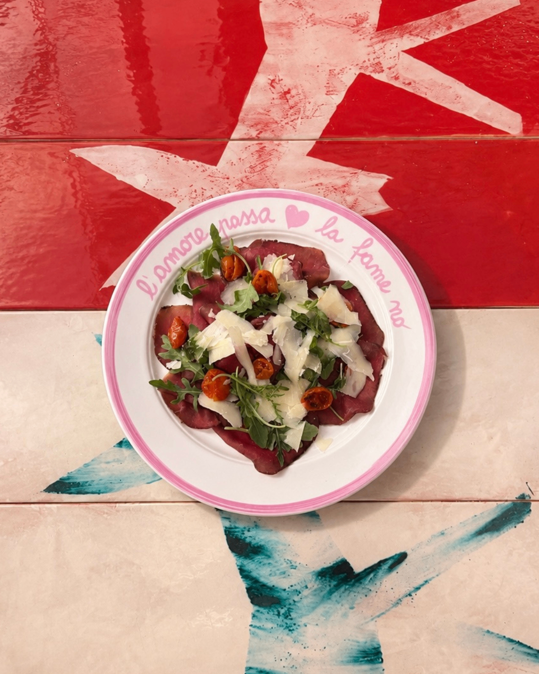 Bresaola con rucola, grana e pomodorini semidry