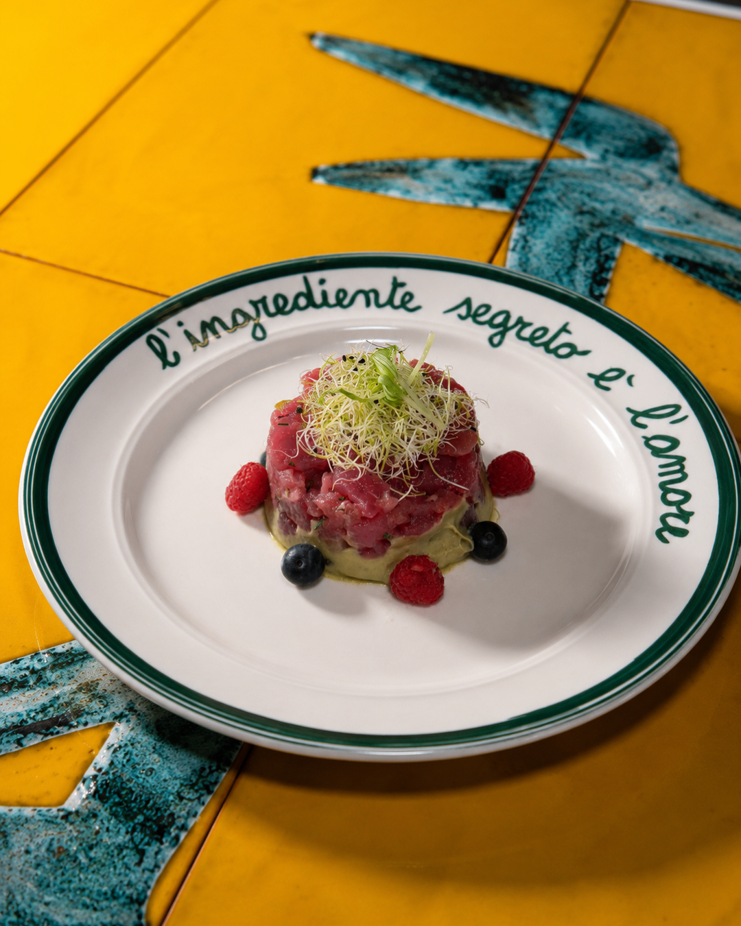 Tartare di tonno con avocado e frutti rossi – Moorea Food Club, Maiori